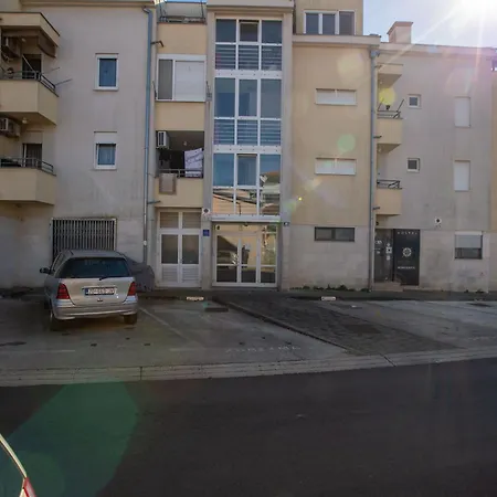 Four4 Apartman *