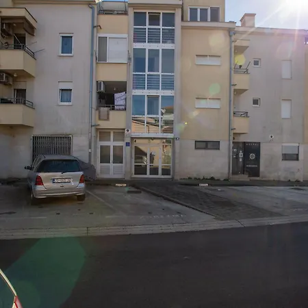Four4 Apartment *