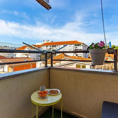 Four4 Apartment